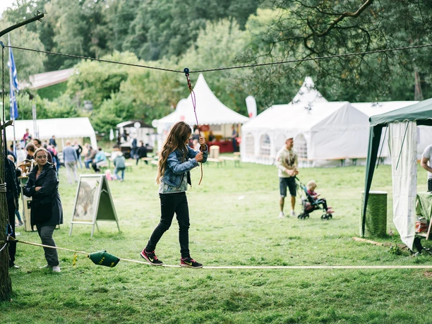 naturbildung-naturerlebnistag-maedchen-niedrigseilparcours_c_e-gross.jpg Mädchen auf Niedrigseil
