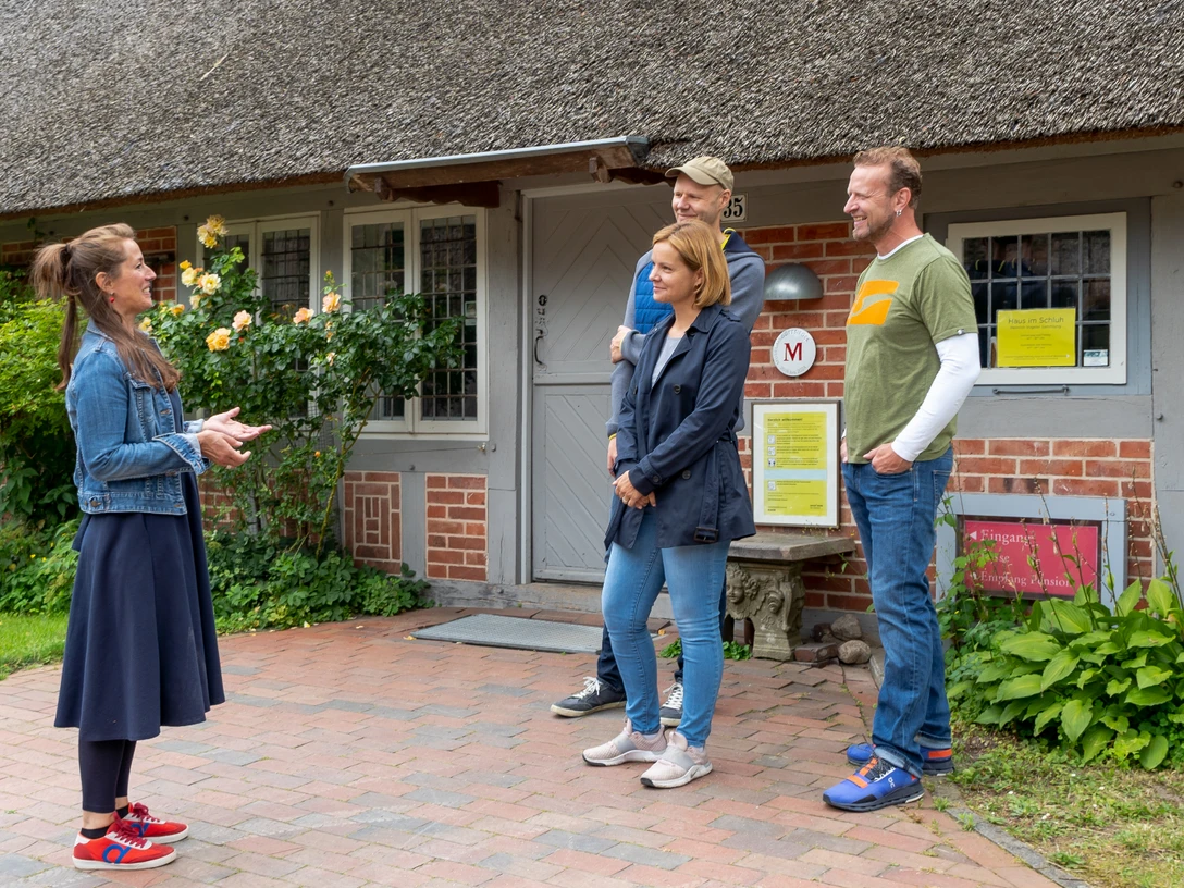 Vor dem Haus im Schluh.jpg