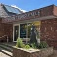 Worpsweder Kunsthalle Eingang der Worpswede Kunsthalle, einem Gebäude aus roten Backstein mit einer Skulptur einer Frau neben dem Eingang