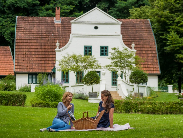2 Frauen picknicken im Garten des Barkenhoffs2 women picnicking in the garden of the Barkenhoff2 kvinder på picnic i Barkenhoffs have2 vrouwen picknicken in de tuin van de Barkenhoff