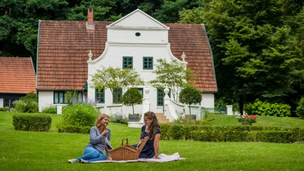 Im Garten des Barkenhoffs 2 vrouwen picknicken in de tuin van de Barkenhoff
