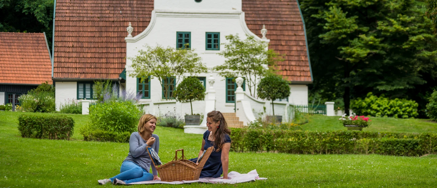 Im Garten des Barkenhoffs 2 kvinder på picnic i Barkenhoffs have