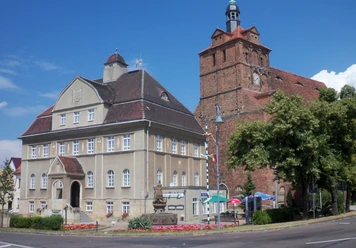 Dommitzsch_Rathaus und Kirche © SV Dommitzsch.jpg