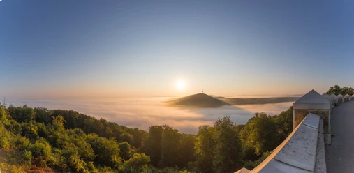 Kaiser-Wilhelm-Denkmal Ringterrasse mit Blick auf Fernsehturm bei Sonnenaufgang Kaiser-Wilhelm-Denkmal Ringterrasse mit Blick auf Fernsehturm bei Sonnenaufgang