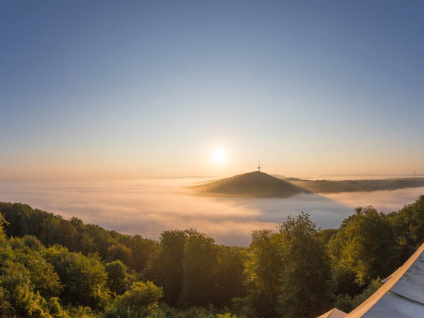 Kaiser-Wilhelm-Denkmal Ringterrasse mit Blick auf Fernsehturm bei Sonnenaufgang Kaiser-Wilhelm-Denkmal Ringterrasse mit Blick auf Fernsehturm bei Sonnenaufgang