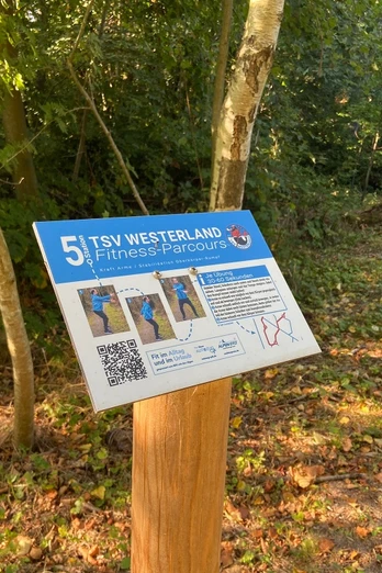 Stele des Fitness-Parcours im Westerländer Südwäldchen
