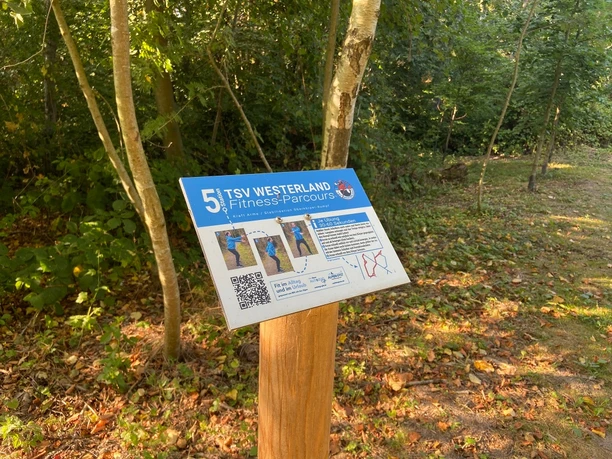Stele des Fitness-Parcours im Westerländer Südwäldchen