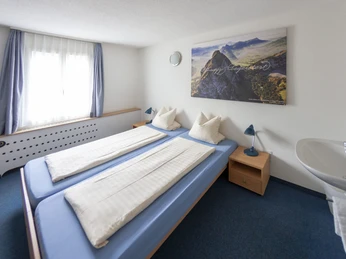 Hirschen Backpacker-Hotel.jpg