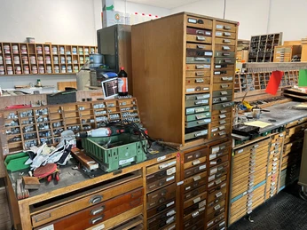 Alte Druckereiausstattung mit Setzkästen und Druckutensilien, die die traditionelle Druckkunst darstellen.