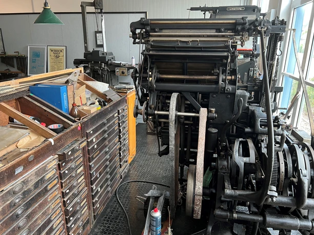 Historische Druckmaschinen und Setzkästen im Druckereimuseum Hoya, zeugen von handwerklicher Tradition.
