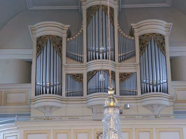 Kreutzbach-Orgel in Stadtkirche St. Nikolai Kreutzbach-Orgel mit prunkvollem Kerzenleuchter in der Stadtkirche St. Nikolai.