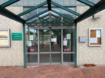 Bahnhof Eystrup Moderner Eingangsbereich des Bahnhofs Eystrup mit Glasüberdachung und automatischen Schiebetüren.