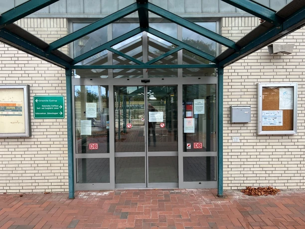 Bahnhof Eystrup Moderner Eingangsbereich des Bahnhofs Eystrup mit Glasüberdachung und automatischen Schiebetüren.
