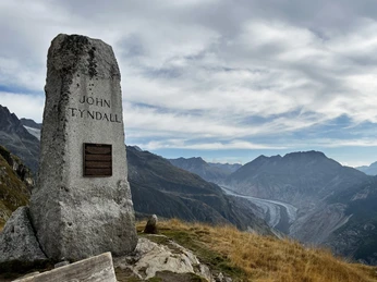Tyndall Denkmal mit Gletscher