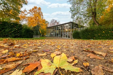 Der Schalenschneider Kotten im Herbst, Volksgarten Langenfeld Der Schalenschneider Kotten im Volksgarten Langenfeld mit buntem Herbstlaub und moderner Glasarchitektur.
