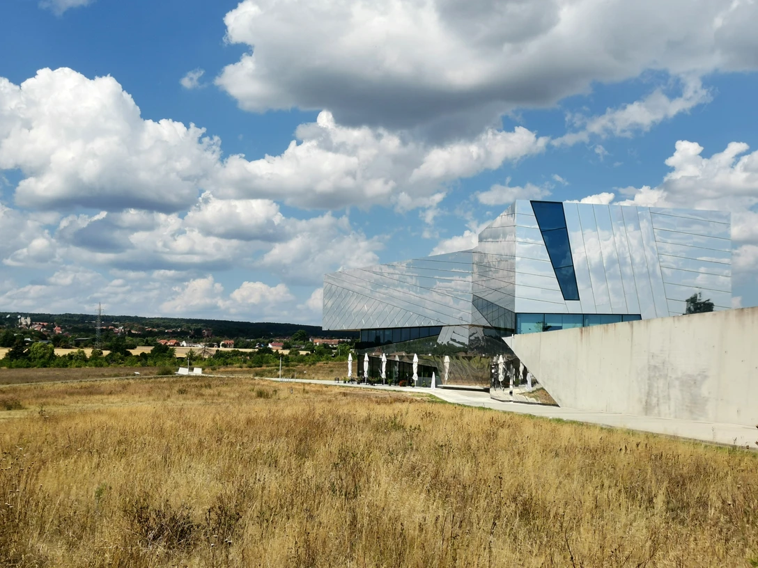 forschungsmuseum-schoeningen-1-beate-ziehres-zeitorte.jpg Das Forschungsmuseum Schöningen: Furturistisches Gebäude mit Spiegelfassade beherbergt eine Weltsensation.