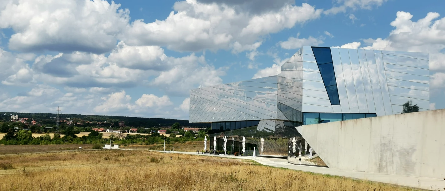forschungsmuseum-schoeningen-1-beate-ziehres-zeitorte.jpg Das Forschungsmuseum Schöningen: Furturistisches Gebäude mit Spiegelfassade beherbergt eine Weltsensation.