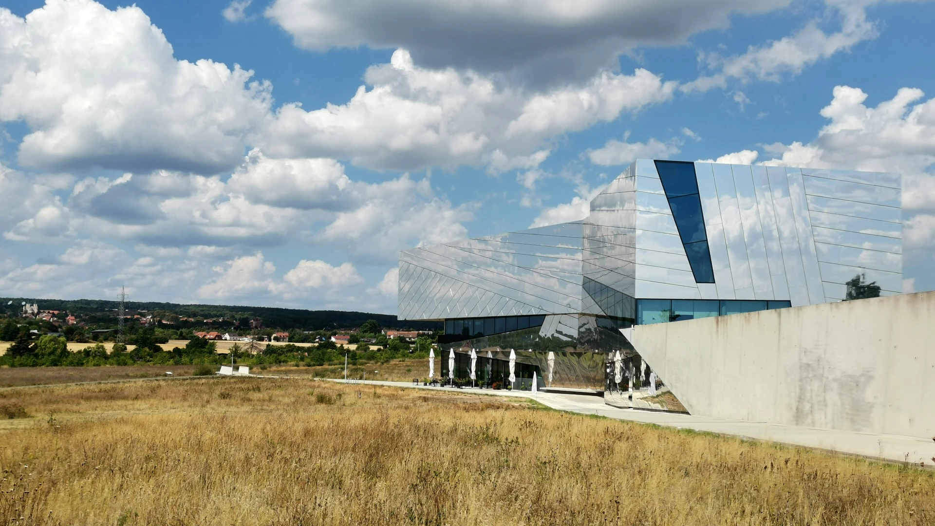 Das Forschungsmuseum Schöningen: Furturistisches Gebäude mit Spiegelfassade beherbergt eine Weltsensation.