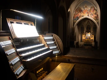 Spieltisch der Jehmlich-Orgel in der St. Aegidien Kirche Oschatz - Orgeln in der Leipzig Region Blick auf den erleuchteten Spieltisch der Jehmlich-Orgel in der St. Aegidien Kirche in Oschatz am Abend mit Kircehnraum und Altar im Hintergrund, Leipzig Region, Musik