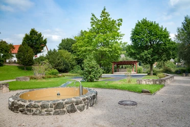 dorfplatz-eimelrod-brunnen.jpg