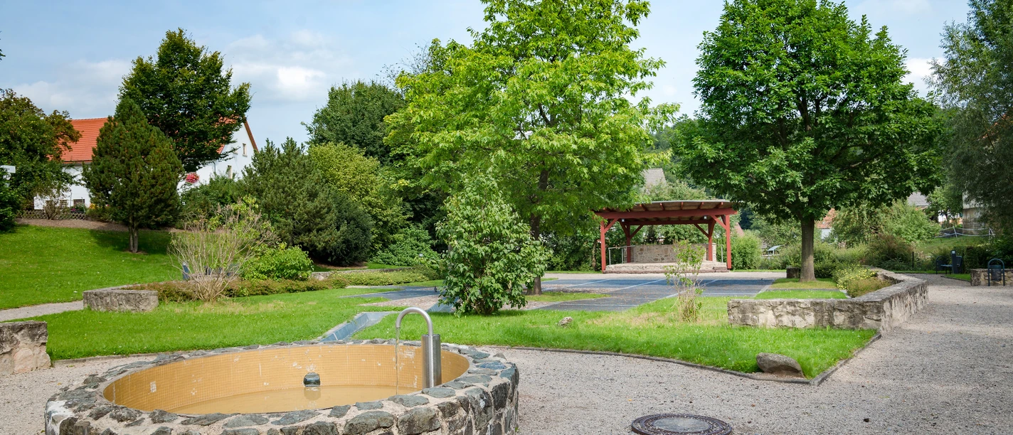 dorfplatz-eimelrod-brunnen.jpg