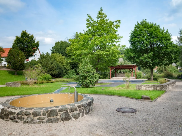 dorfplatz-eimelrod-brunnen.jpg