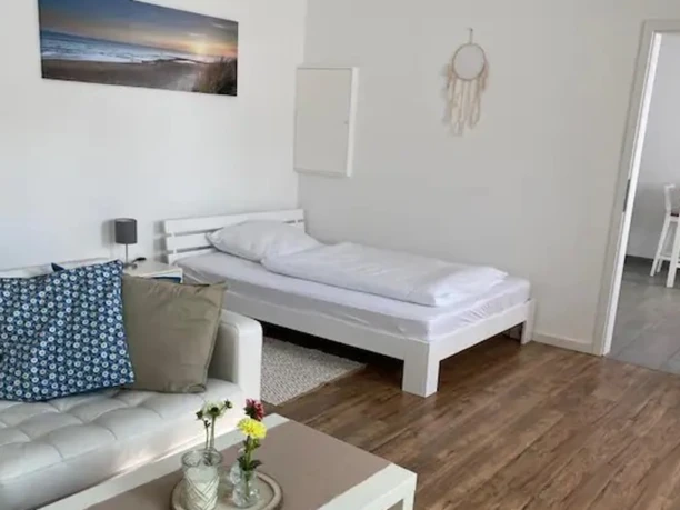 Kombinierter Wohn-/Schlafraum in der Ferienwohnung Hof Ehrichs in Kuhstedt Sofa und Bett im kombinierten Wohn-/Schlafraum in der Ferienwohnung Hof Ehrichs in Kuhstedt