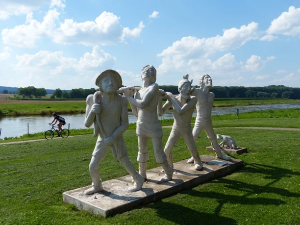 Treidler-Figuren am Weser-Radweg in Hajen