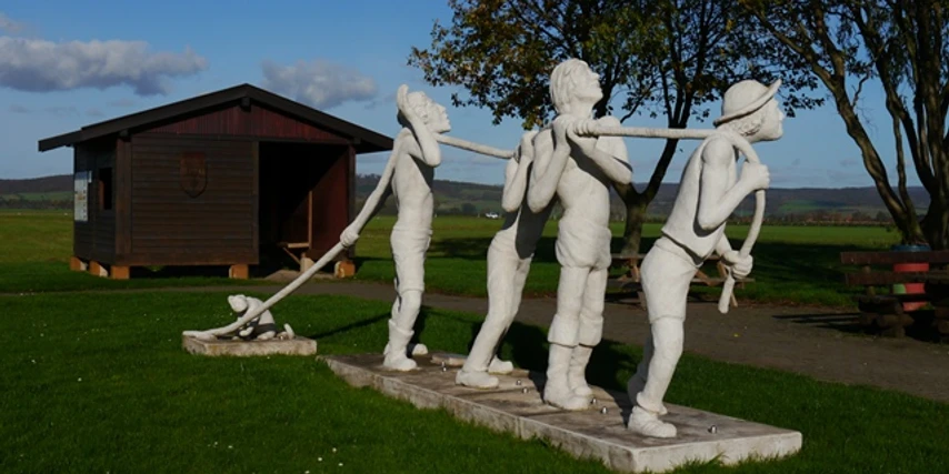 Rastplatz bei den Treidler-Figuren