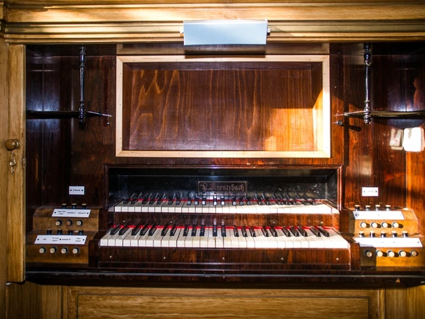 Orgelspielschrank der Kreutzbach-Orgel in der Kirche Lobstädt