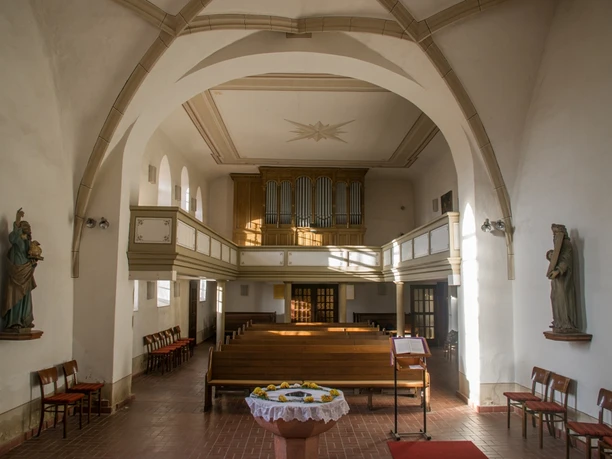 Lobstädt Kirchenschiff mit Kreutzbach-Orgel