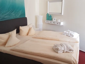 Schlafbereich_mit_Boxspringbett-Inselresidenz-Strandburg-Appartement-208