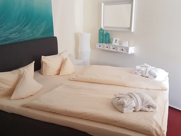 Schlafbereich_mit_Boxspringbett-Inselresidenz-Strandburg-Appartement-208