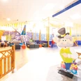 Funky Town in Ratingen Ein Indoor-Spielplatz mit bunten Klettergerüsten und einer lebensgroßen Figur eines älteren Mannes.
