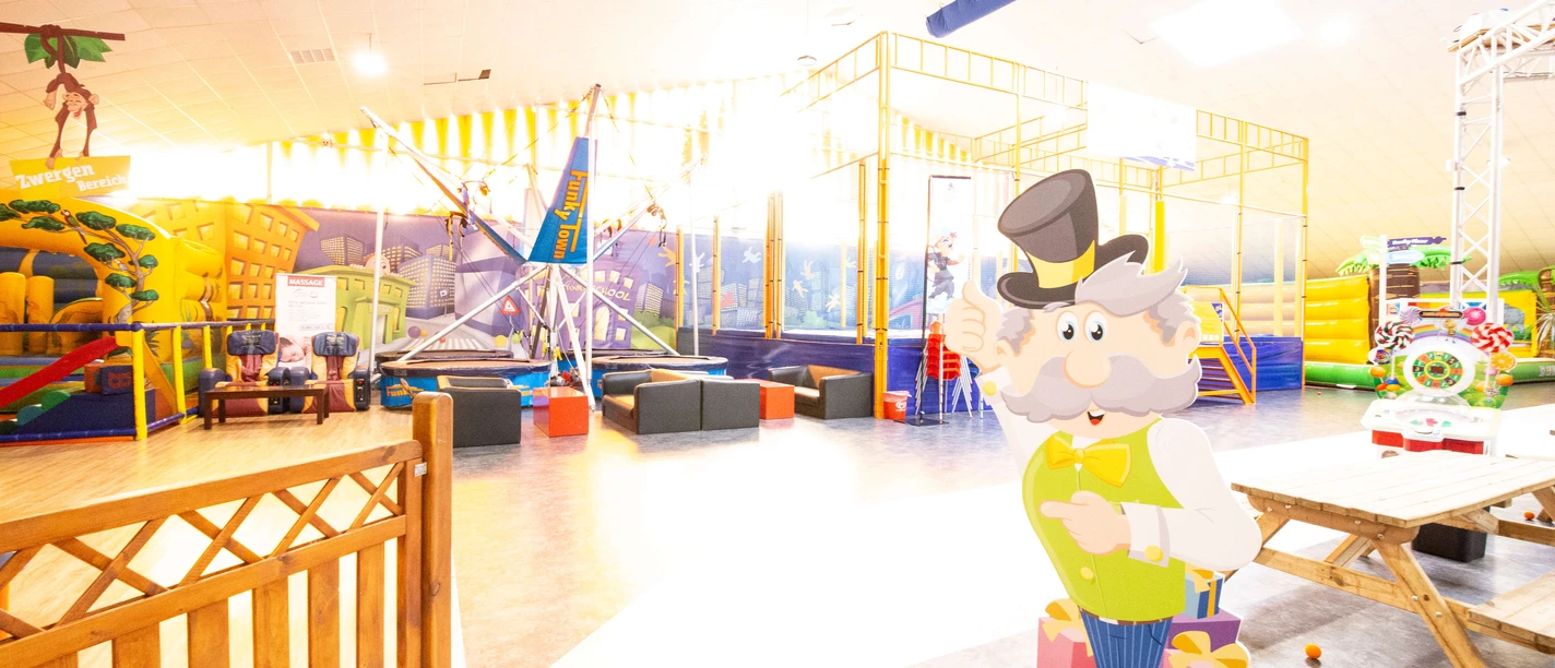 Funky Town in Ratingen Ein Indoor-Spielplatz mit bunten Klettergerüsten und einer lebensgroßen Figur eines älteren Mannes.