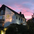 Hotelansicht-Abend-hotel-eikamper-hoehe