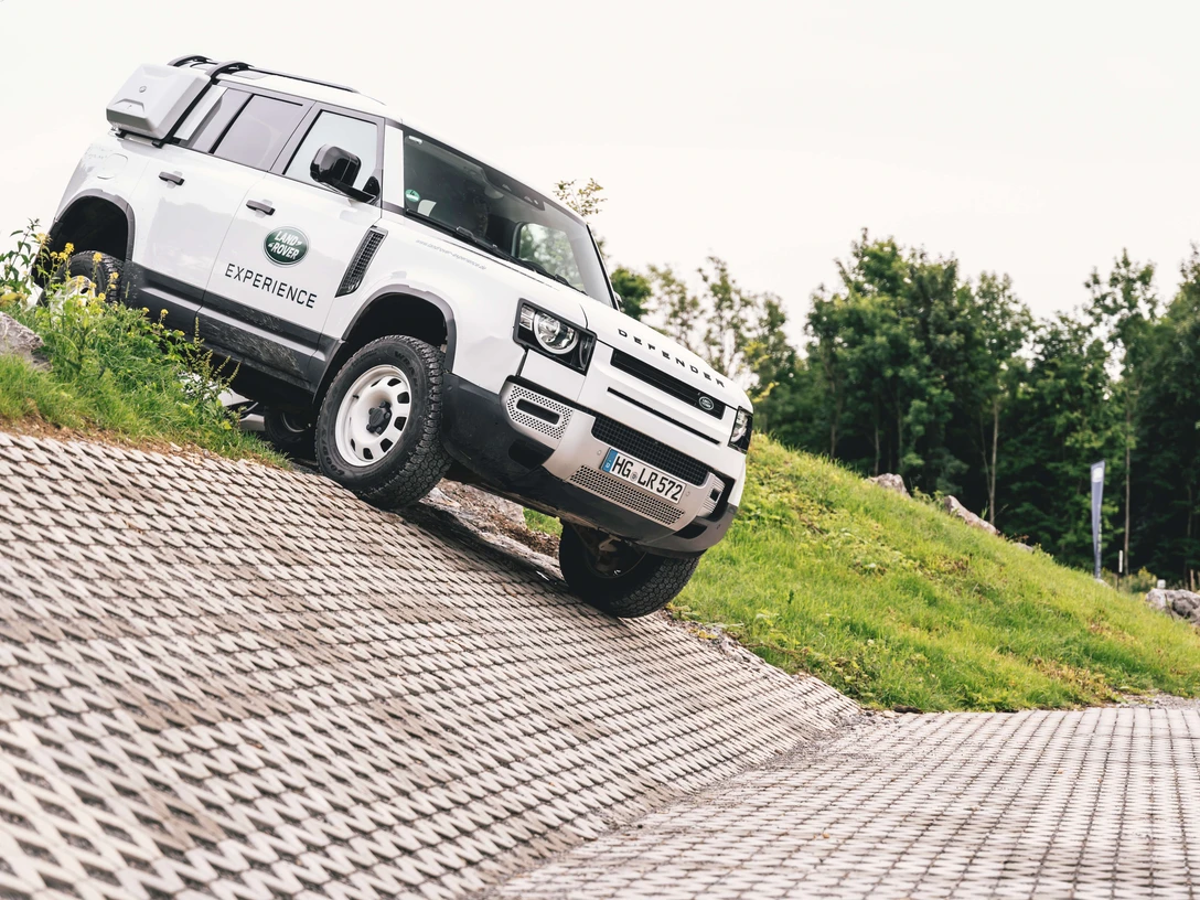 Land Rover Experience in Wülfrath Land Rover auf schrägem, gepflastertem Gelände bei der Offroad-Experience in Wülfrath.