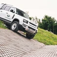 Land Rover Experience in Wülfrath Land Rover auf schrägem, gepflastertem Gelände bei der Offroad-Experience in Wülfrath.