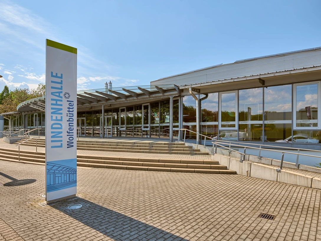 Lindenhalle-Aussen.jpg Lindenhalle von außenLindenhalle from the outsideLindenhalle set udefraLindenhalle van buitenaf