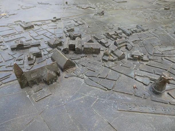 Stadtmodell Achim Bronzemodell der Stadt Achim zeigt detailliert historische Gebäudeanordnung und Straßenzüge.