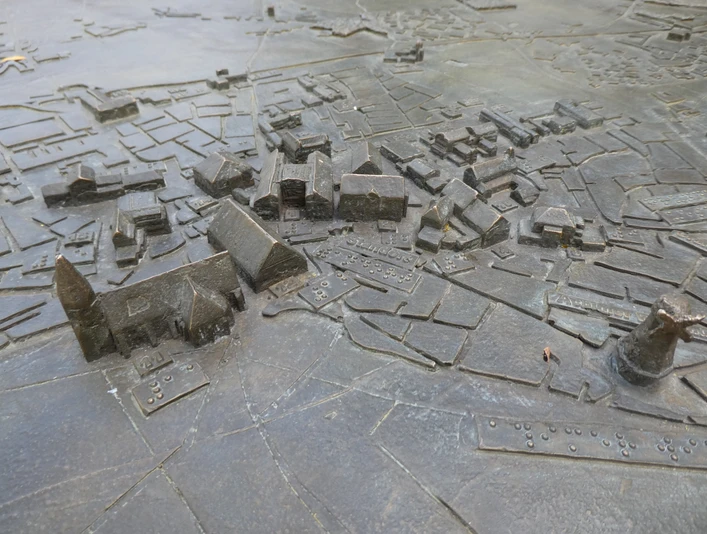 Stadtmodell Achim Bronzemodell der Stadt Achim zeigt detailliert historische Gebäudeanordnung und Straßenzüge.