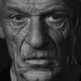 bausch_joe_c_thea_weires.jpg Nahaufnahme eines älteren Mannes mit ernstem Blick und markanten Gesichtszügen in Schwarz-Weiß.Close-up of an elderly man with a serious look and striking facial features in black and white.Close-up van een oudere man met een serieuze blik en opvallende gelaatstrekken in zwart-wit.Nærbillede af en ældre mand med et alvorligt blik og markante ansigtstræk i sort/hvid.