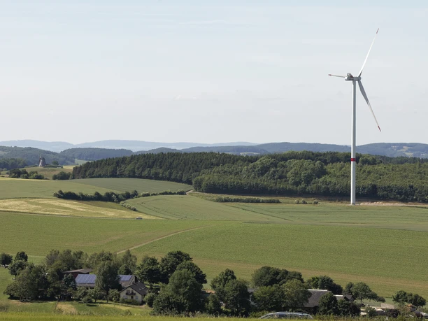 Mühle und Windrad Kleeberg CC BY-SA - LTM.jpg