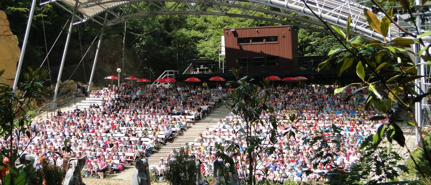 Freilichtspiele_volle Tribüne.JPG