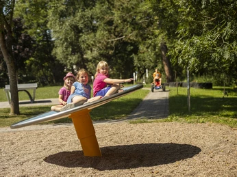 spielplatz-boemighausen-drehteller c) freizeitwelt-willingen, sabrinity.jpg