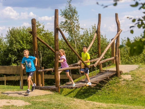 kinder-ettelsberg-brücke c) david-heise-tourist-information-willingen.jpg