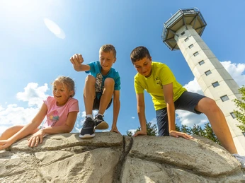 kinder-klettern-ettelsberg-hochheideturm c) david-heise-tourist-information-willingen.jpg