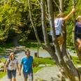 Familie am Kletterbaum an der Diemelquelle