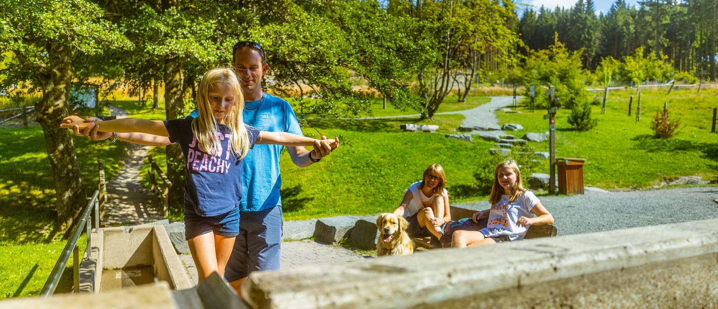 familie-tretbecken-diemelquelle c) david-heise-tourist-information-willingen.jpg
