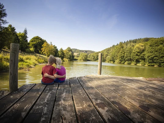 kinder-umarmung-steg-kleinsee-boemighausen c) freizeitwelt-willingen, sabrinity.jpg
